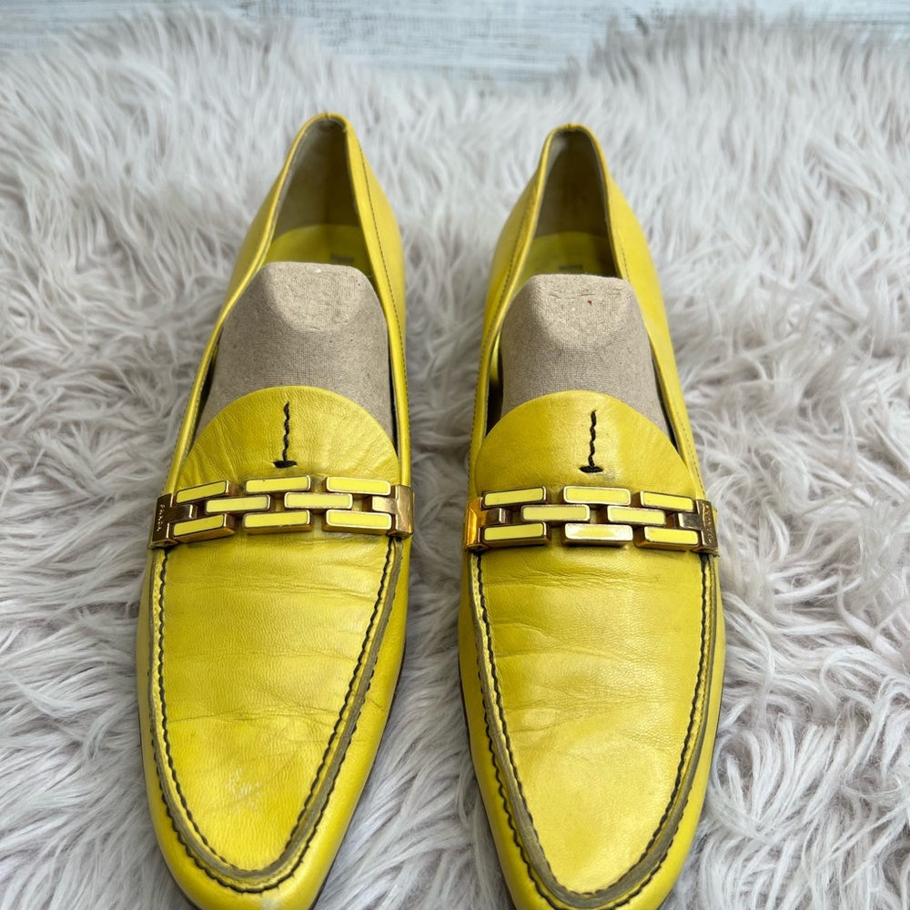 Authentic Prada
Size 7:5
Pre-owned, Good Condition
With few signs of wear